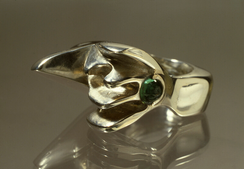 Gegoten zilveren ring met smaragd (Mari Serraris), 1977