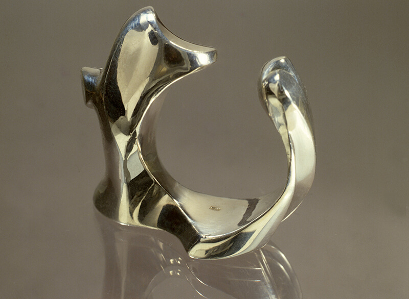 Gegoten zilveren ring (Mari Serraris), 1977