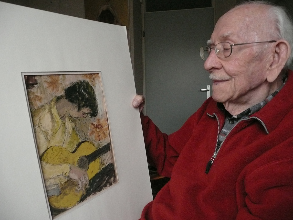 Andries Minderhout met een van de gouaches die hem in 1948 een beurs opleverden - januari 2013 - fotosaskia