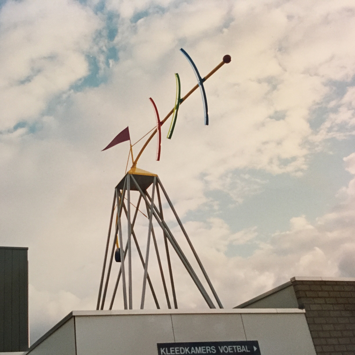 Kunstwerk op dak van sportcomplex in Stompwijk (Jozef van der Horst)