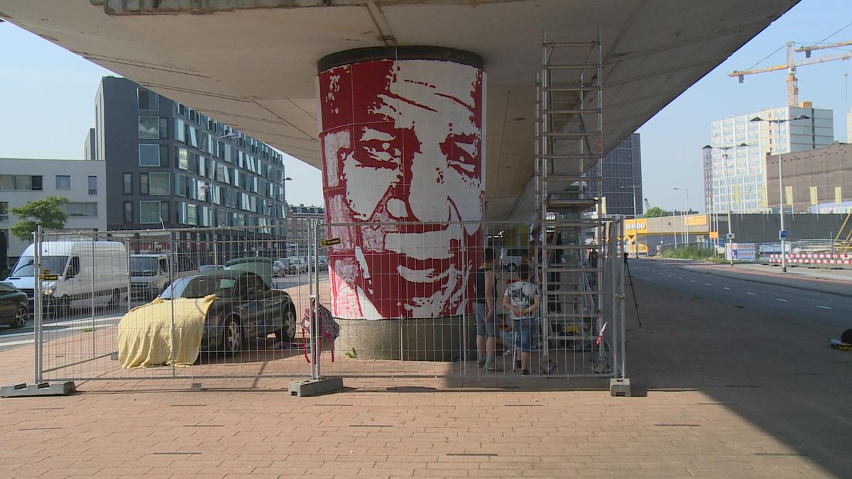 Nelson Mandela op een metrozuil in Rotterdam (Hans Citroen)